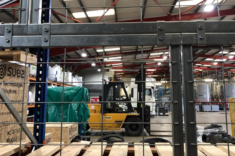 Brick pattern installation of panels for anti-collapse MeshSTOR